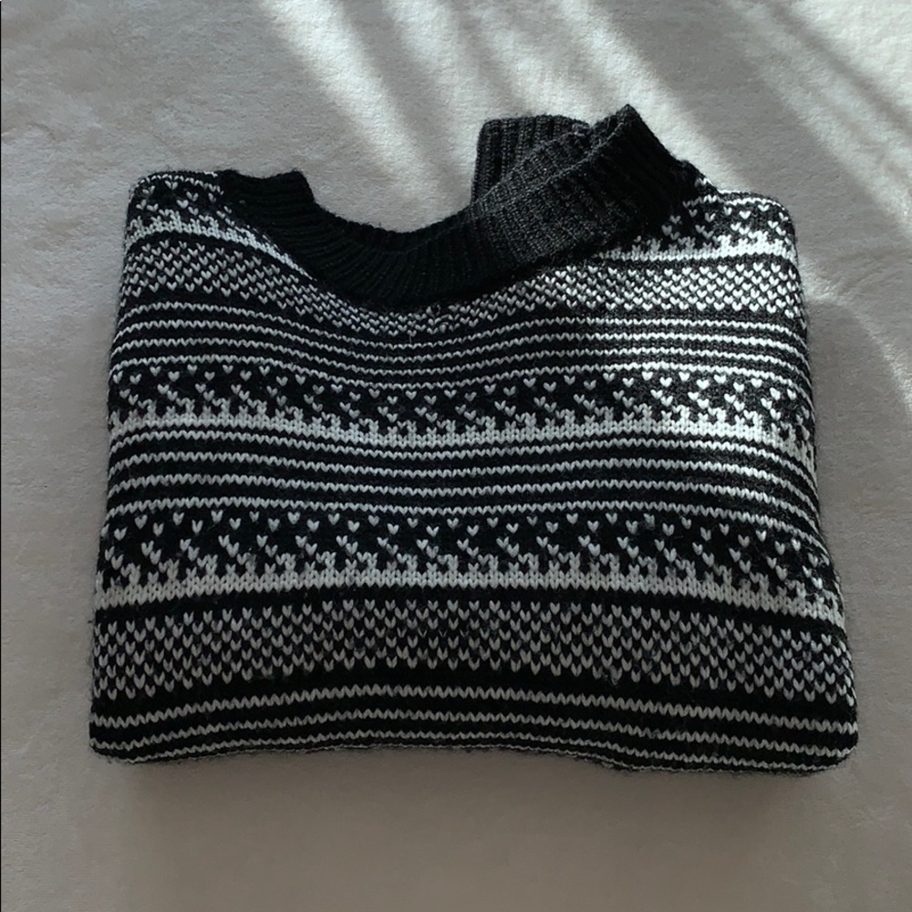 Cute black and white Gap sweater
